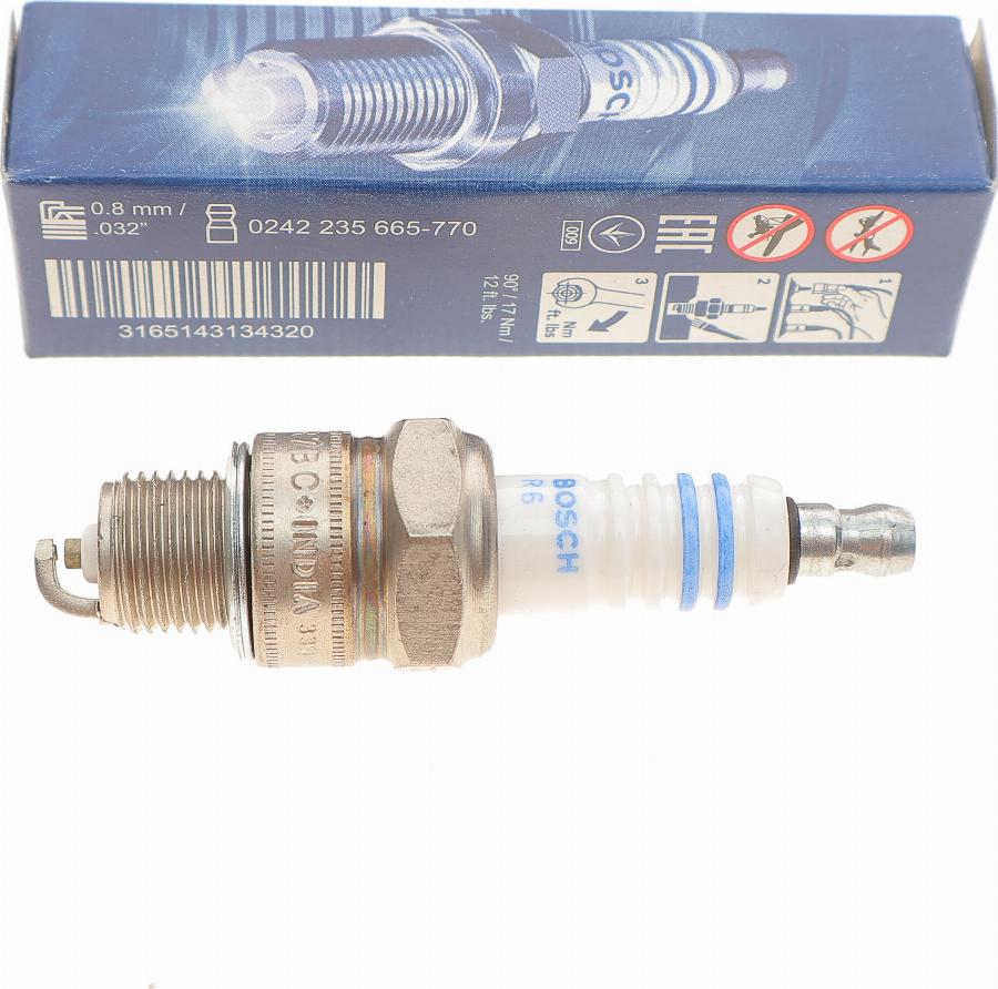 BOSCH 0 242 235 665 - Candela accensione www.autoricambit.com