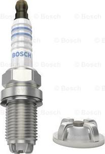 BOSCH 0 242 235 748 - Candela accensione www.autoricambit.com