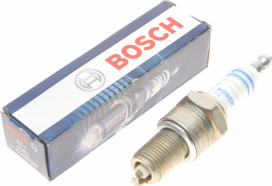 BOSCH 0 242 229 687 - Candela accensione www.autoricambit.com