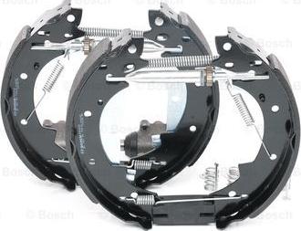 BOSCH 0 204 114 527 - Kit freno, freni a tamburo www.autoricambit.com