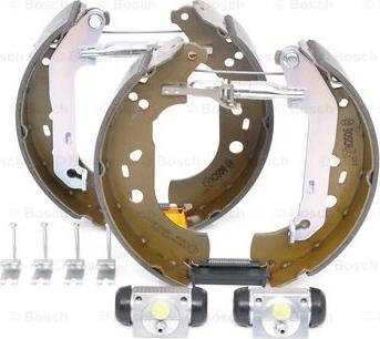 BOSCH 0 204 114 661 - Kit freno, freni a tamburo www.autoricambit.com