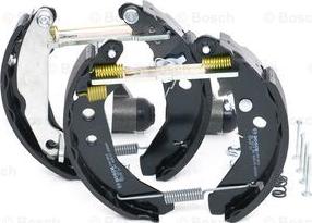 BOSCH 0 204 114 047 - Kit freno, freni a tamburo www.autoricambit.com